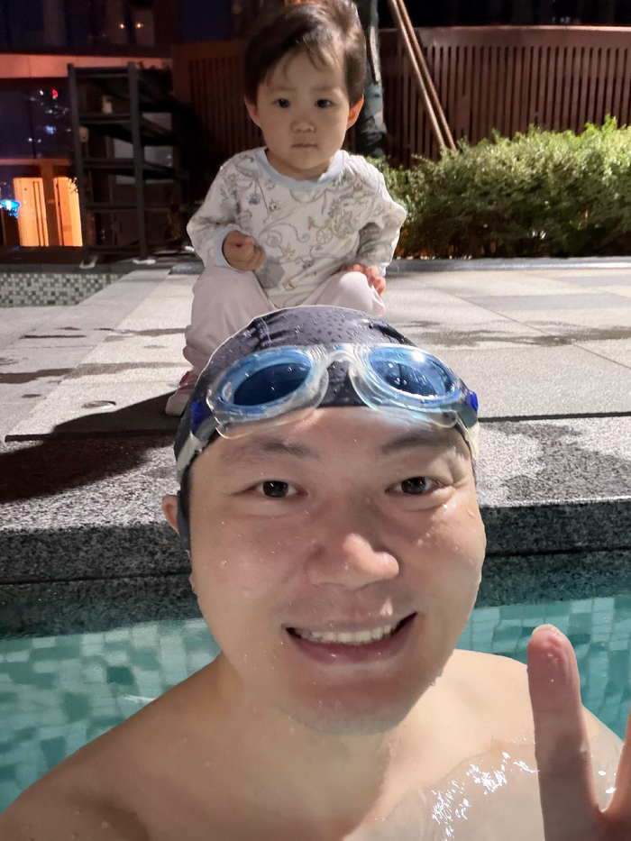 爱游戏体育登录入口-女儿提桶持水枪守护游泳父亲|段子手|小桶_新浪体育_新浪新闻